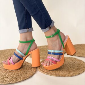 sandalia de plataforma con tiras de colores