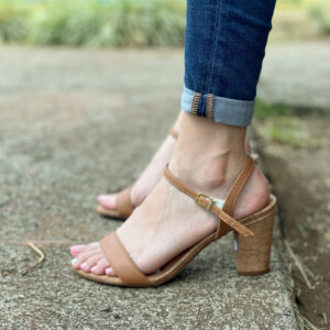 sandalia camel de tacon bajo