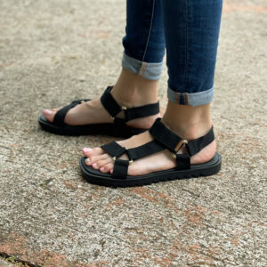 sandalia baja color negra