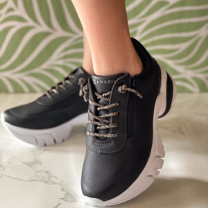 Tenis negra con cordones de perlas