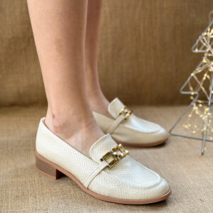 Zapato blanco hueso