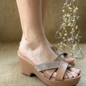sandalia de meter plataforma nude con plata
