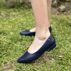 zapato azul de punta
