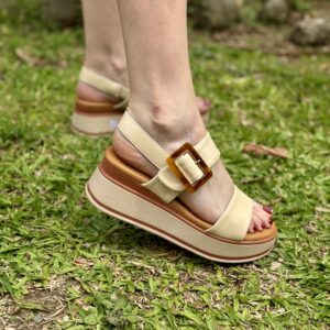 sandalia de plataforma color beis para mujer