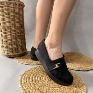 zapato negro con accesorio