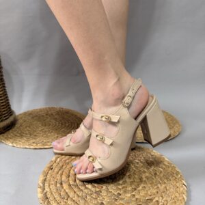 Sandalia beige con hebillas