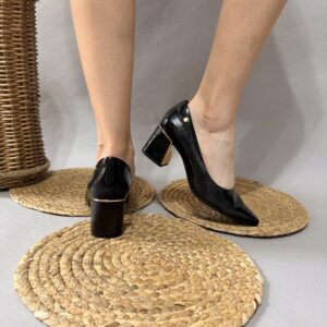 Zapato de charol negro