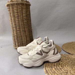 Tenis café y blanca chunky