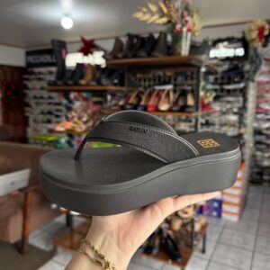 Sandalia negra cuña